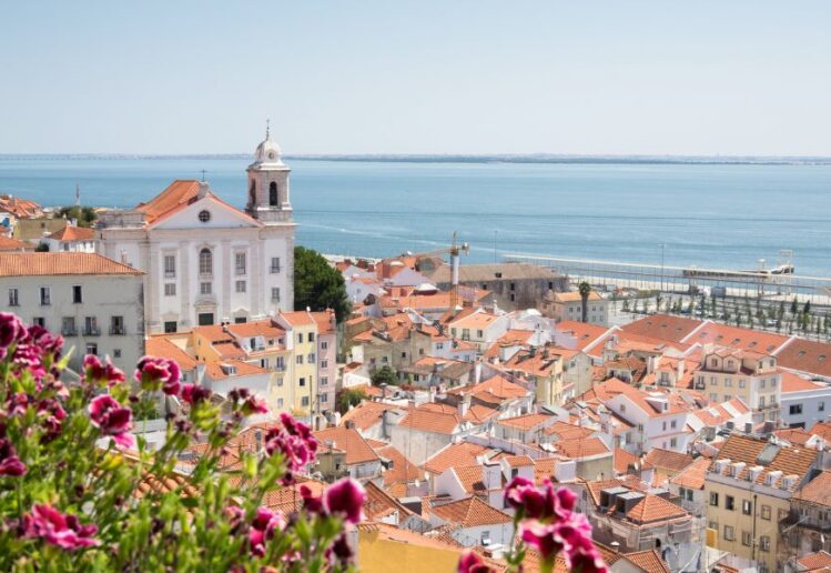 Caixa Alfama: Fado e Tradição no Coração de Lisboa