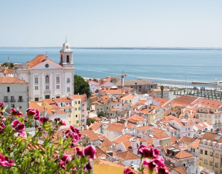 Caixa Alfama: Fado e Tradição no Coração de Lisboa