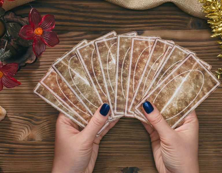 Baralho Cigano Grátis: Descubra com 3 Cartas Reveladoras