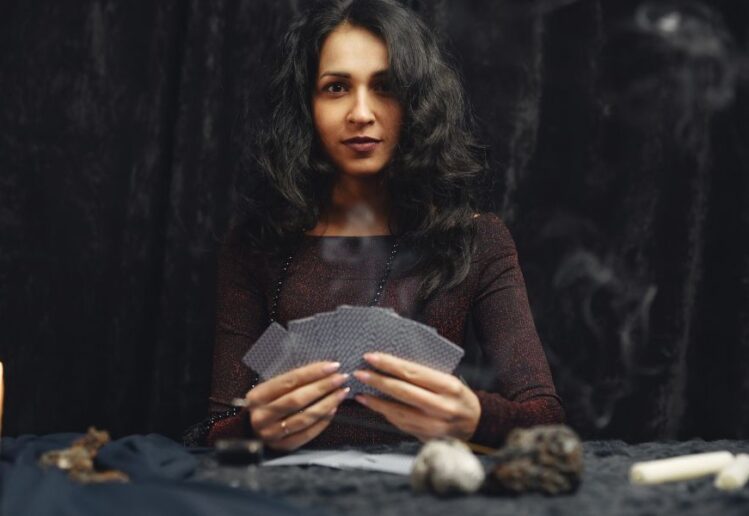 Cartomante Online Grátis: Como Funciona e Benefícios