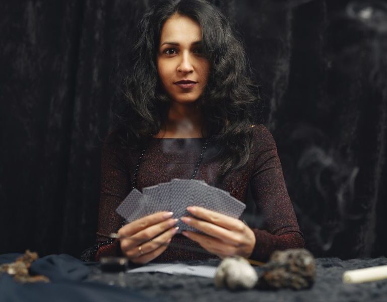 Cartomante Online Grátis: Como Funciona e Benefícios