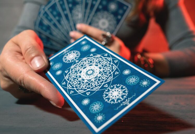 Descubra o Tarot Grátis em Português: Guia e Benefícios