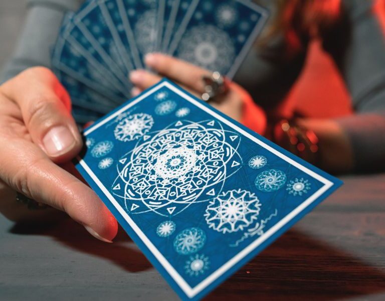 Descubra o Tarot Grátis em Português: Guia e Benefícios